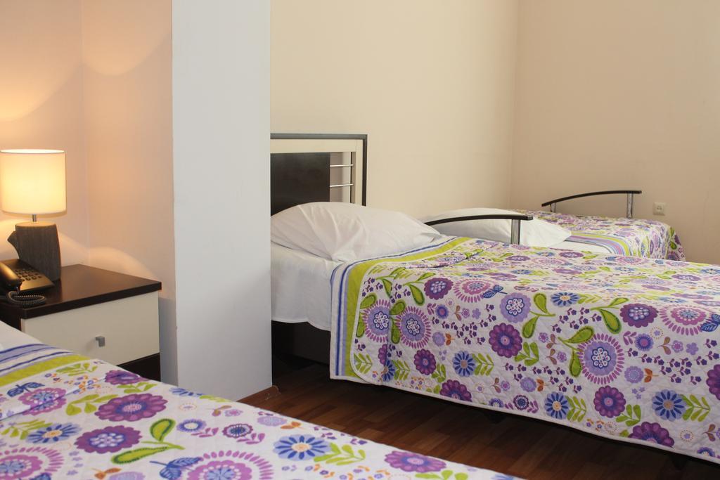 Max Comfort Hotel Kʼutʼaisi Quarto foto