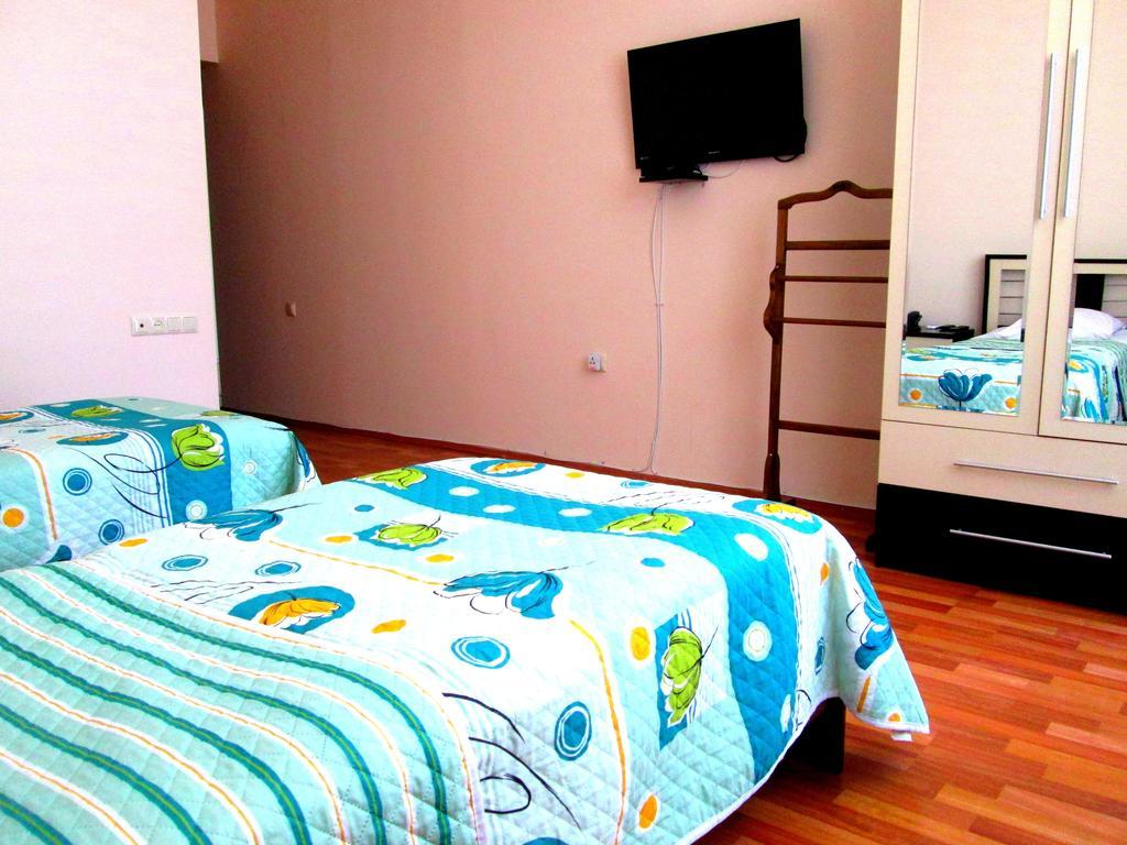 Max Comfort Hotel Kʼutʼaisi Quarto foto