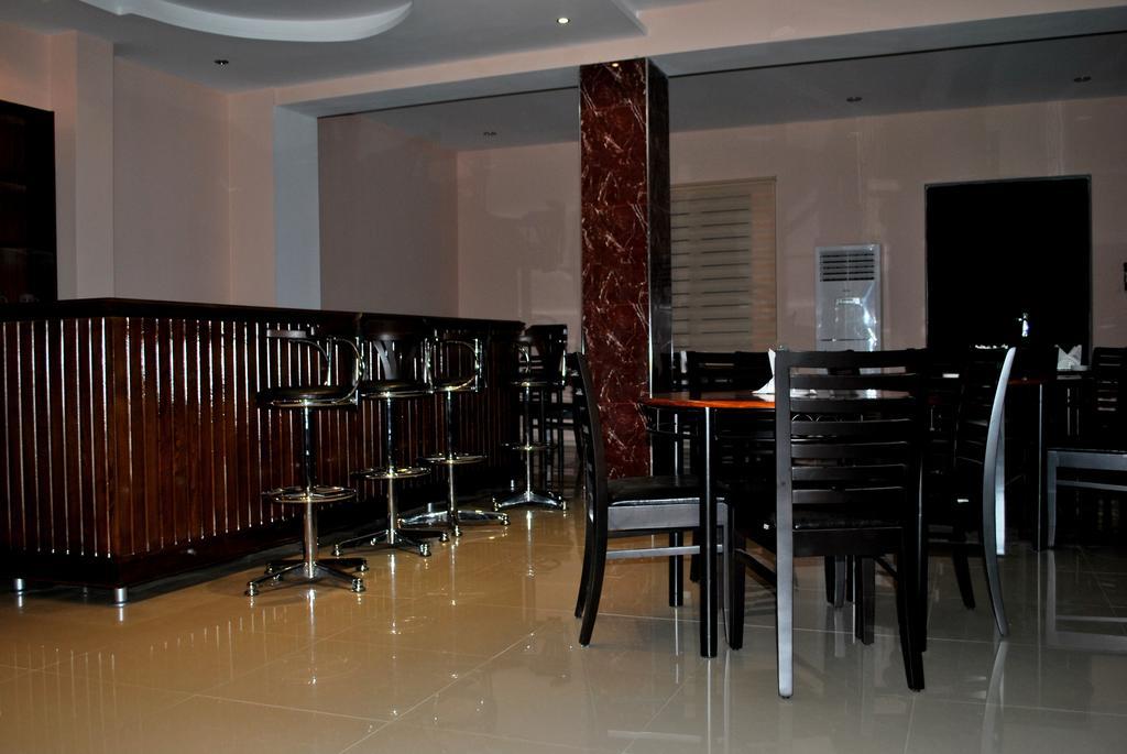 Max Comfort Hotel Kʼutʼaisi Exterior foto