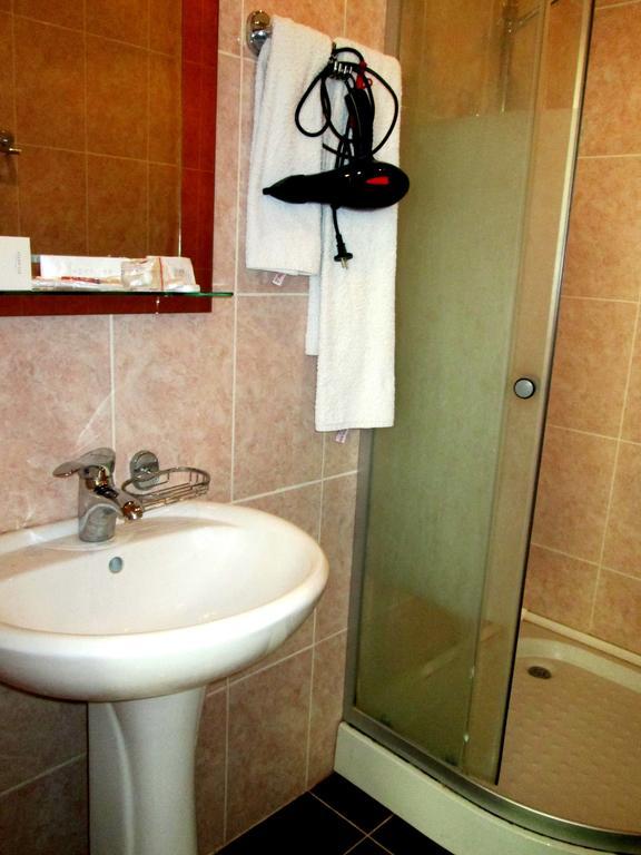 Max Comfort Hotel Kʼutʼaisi Quarto foto