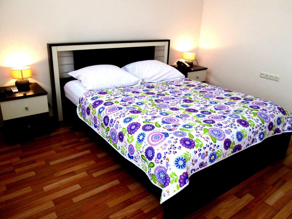 Max Comfort Hotel Kʼutʼaisi Quarto foto