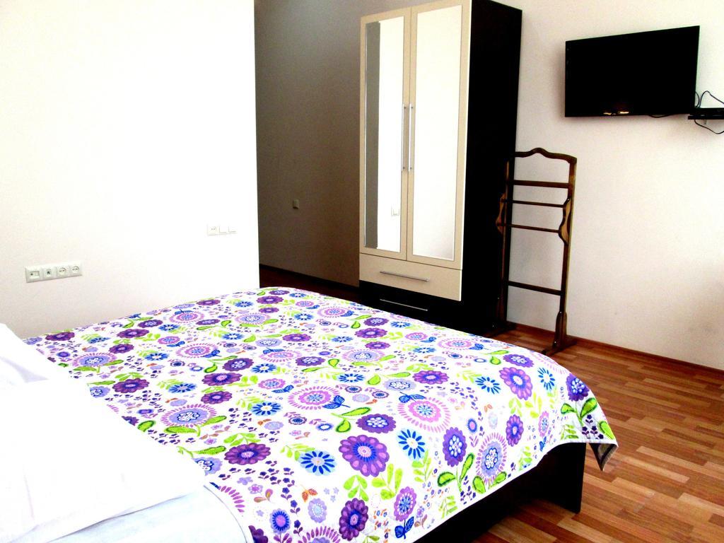 Max Comfort Hotel Kʼutʼaisi Quarto foto