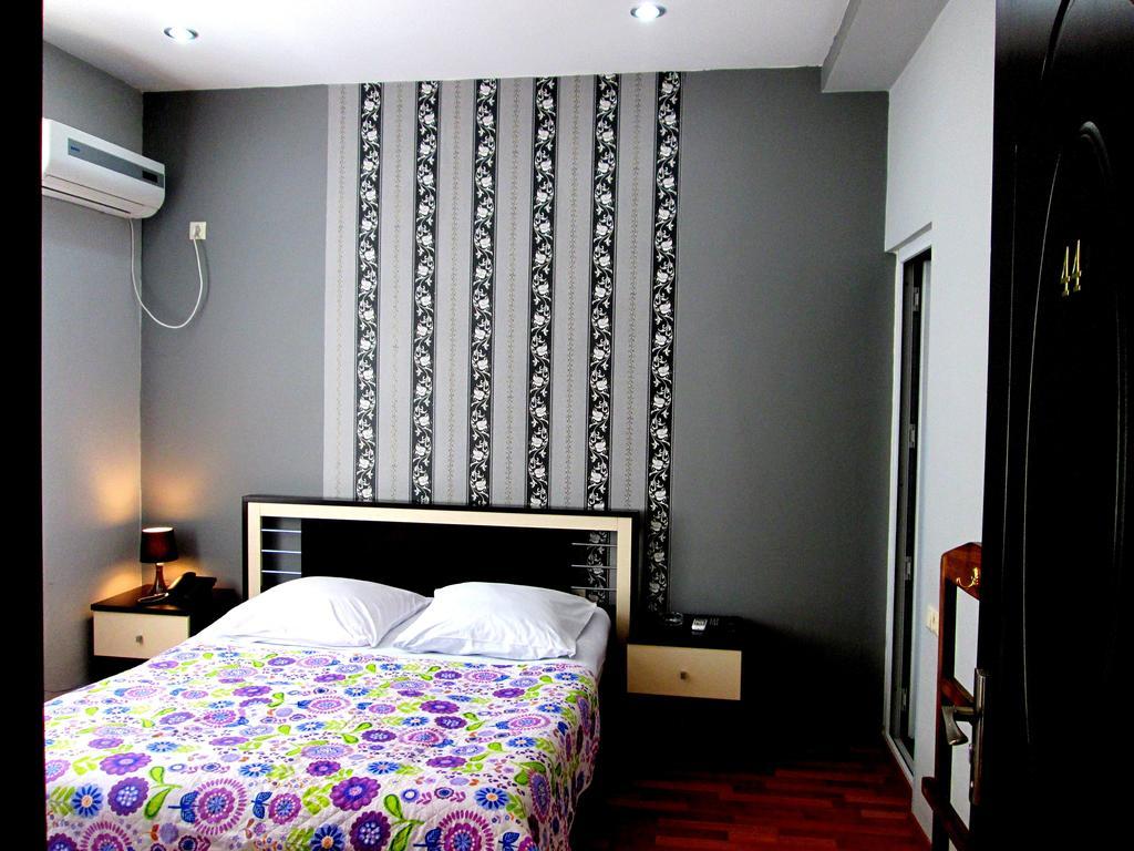 Max Comfort Hotel Kʼutʼaisi Quarto foto