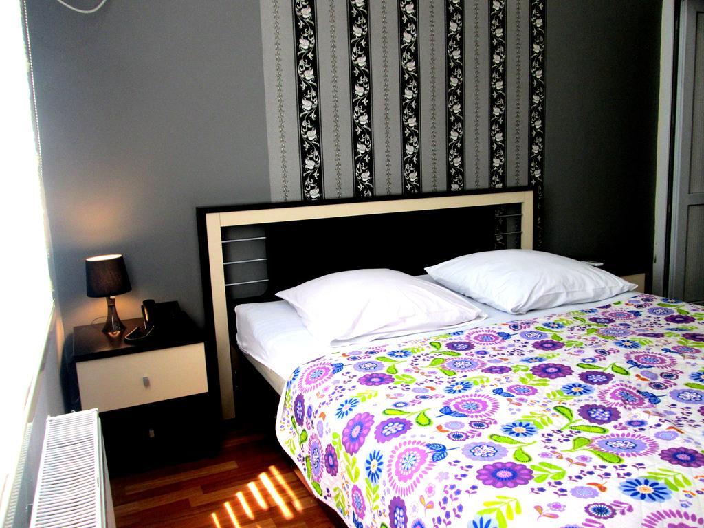 Max Comfort Hotel Kʼutʼaisi Quarto foto