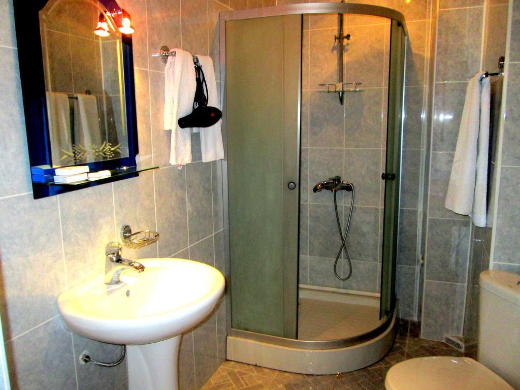 Max Comfort Hotel Kʼutʼaisi Quarto foto