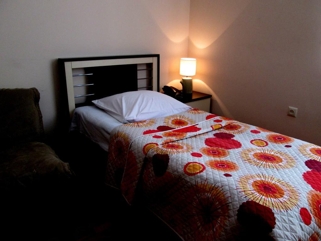Max Comfort Hotel Kʼutʼaisi Quarto foto